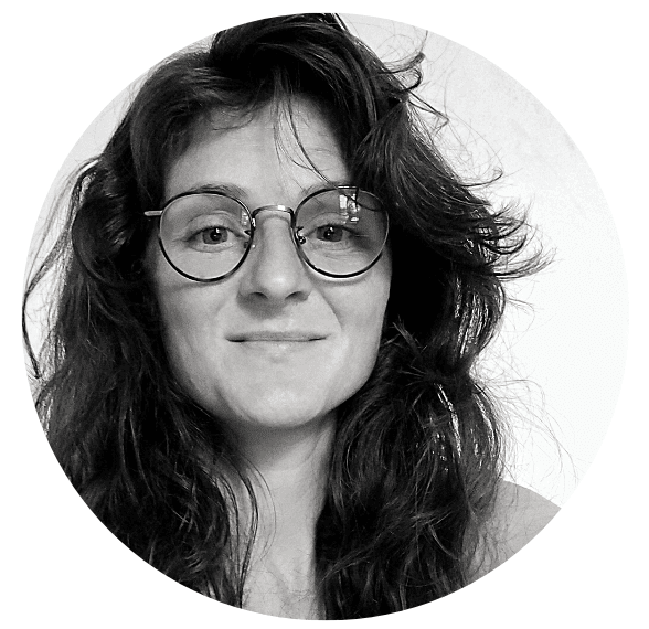 La formation avec Hélène Volebele de MAWA GEM propose un apprentissage approfondi de la gémmothérapie : bourgeons et jeunes pousses, identification des essences, récolte, préparation des macérats glycérinés, sécurité d’usage et applications en santé naturelle, dans une approche respectueuse du vivant